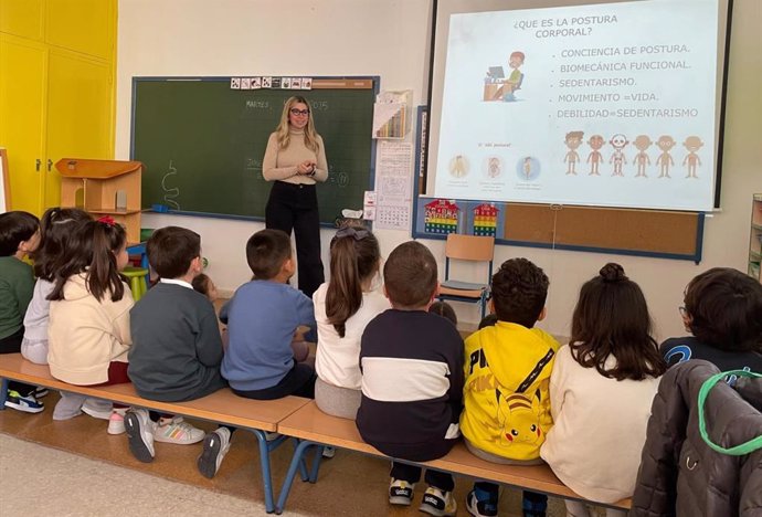 Una fisioterapeuta promueve hábitos saludables entre escolares.