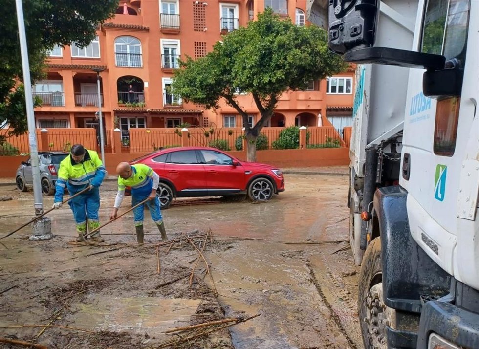 Operarios limpian en Torremolinos tras las fuertes lluvias