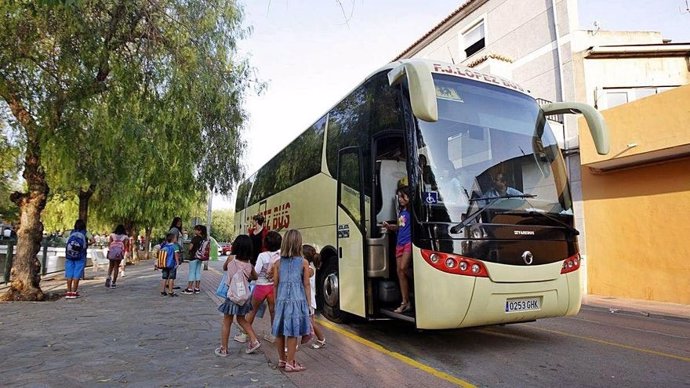 Archivo - Transporte de escolares.