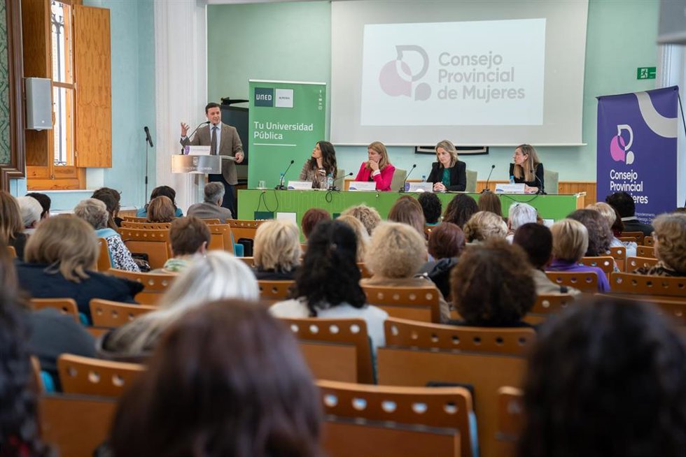 Representantes de 56 municipios de Almería reivindican la igualdad en el Día Internacional de la Mujer.
