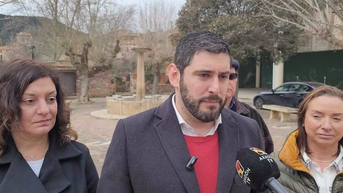 El portavoz parlamentario de VOX en Aragón, Alejandro Nolasco, la diputada autonómica Carmen Rouco y la concejal Verónica Luz.