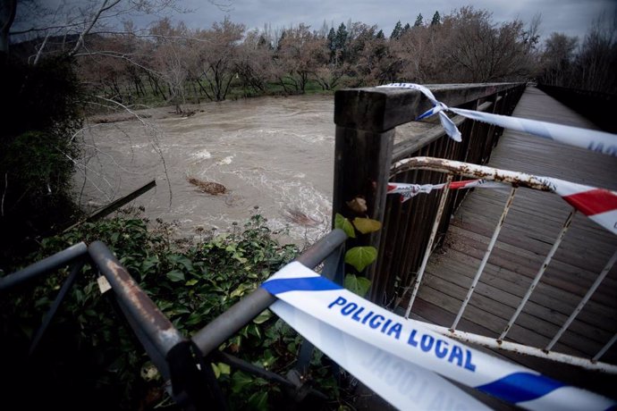 Una cinta indica el cierre del paso a zonas inundables ante la crecida del caudal del río Henares