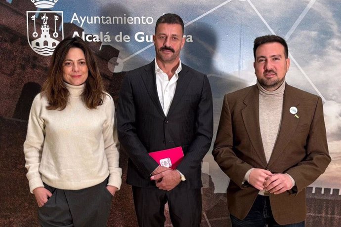 Rivas, a la derecha, con representantes de la ROSS.