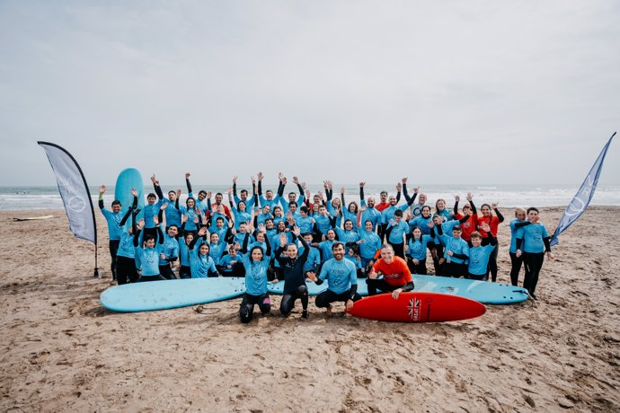 La exciclista británica Victoria Pendleton promovió la inclusión a través del surf en Valencia por el Día de la Mujer.