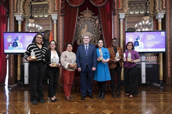 El alcalde, Juan Mari Aburto, con las mujeres reconocidas.