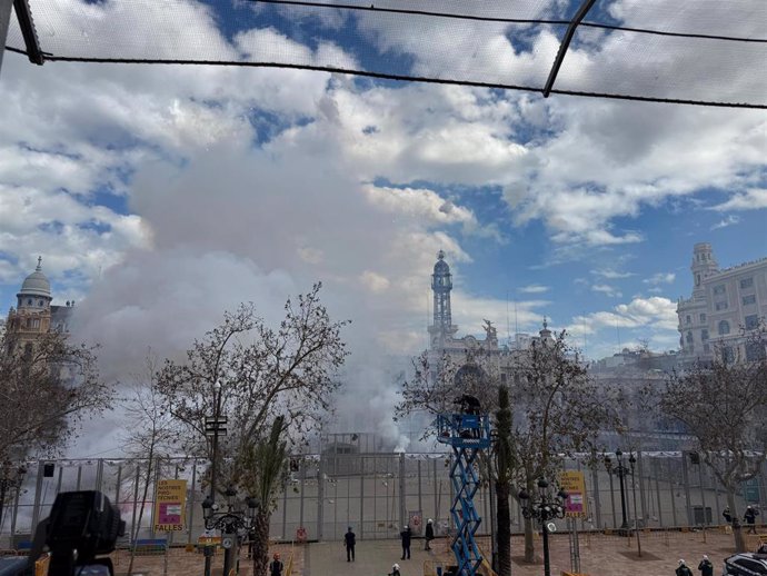 Pirotecnia Turís triunfa en la plaza del Ayuntamiento de València con una mascletà clásica y con final potente