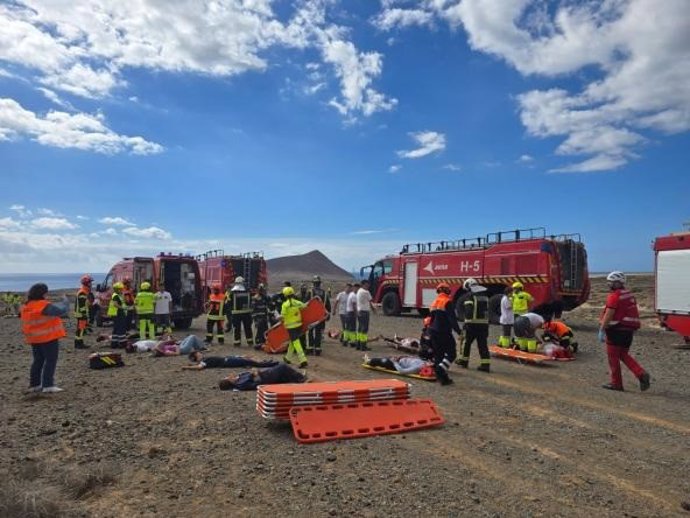 Simulacro de accidente aeronáutico en el Aeropuerto Tenerife Sur