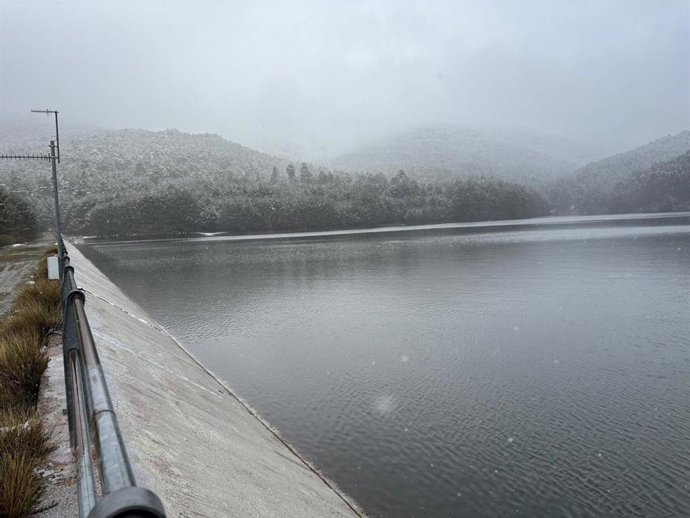 Barragem do Tejo, em Segóvia, durante os testes de abertura e fechamento dos drenos de fundo.