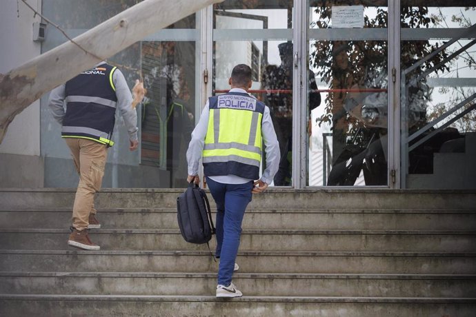 Agentes de la Unidad de Delincuencia Económica y Fiscal (Udef) de la Policía Nacional en las dependencias de la Policía Local de Granada, el pasado 18 de febrero