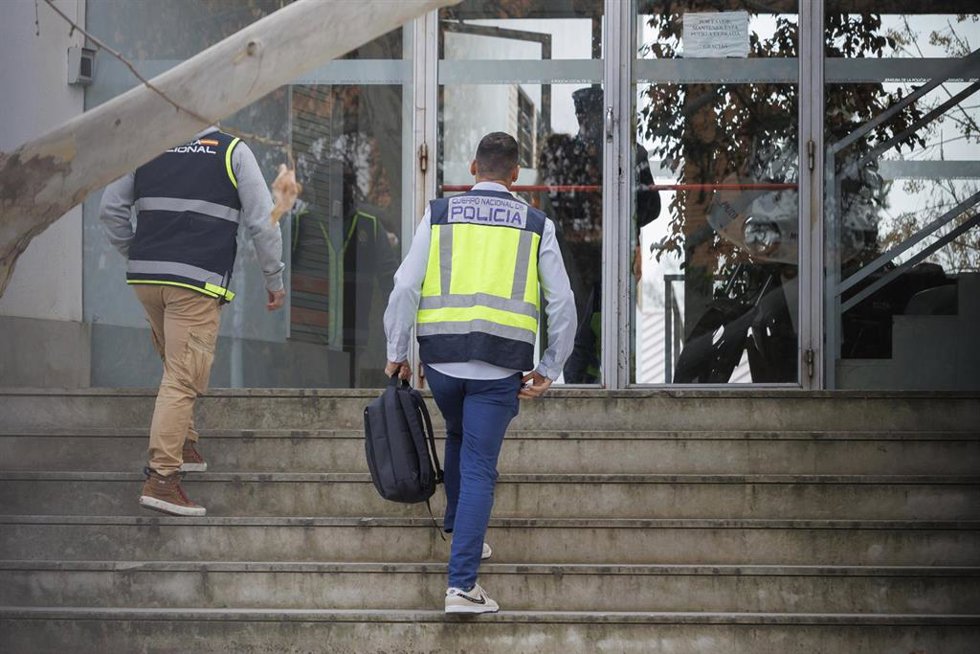 Agentes de la Unidad de Delincuencia Económica y Fiscal (Udef) de la Policía Nacional en las dependencias de la Policía Local de Granada, el pasado 18 de febrero