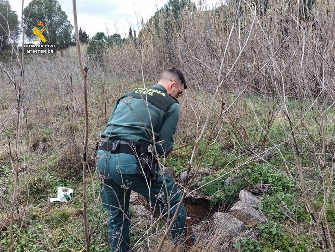 Un agent de Seprona de la Guàrdia Civil clausurant un pou a Sant Climent Sescebes (Girona)