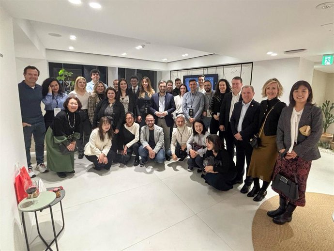 Representantes de 'Sabores Almería' y empresarios del sector agroalimentario junto a profesionales del sector Horeca en un encuentro celebrado en la sede de Cosentino en Japón.