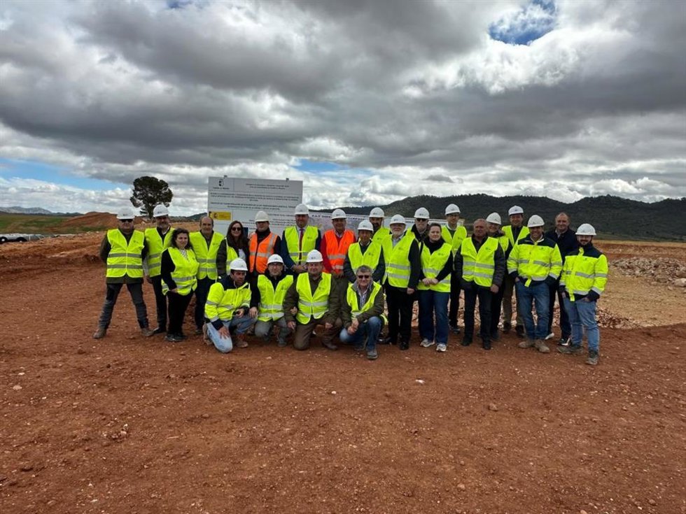 El consejero de Agricultura, Ganadería y Desarrollo Rural, Julián Martínez Lizán, en Elche de la Sierra.