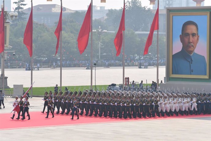 Archivo - Imagen de archivo de efectivos del Ejército de China durante un desfile en Pekín. 