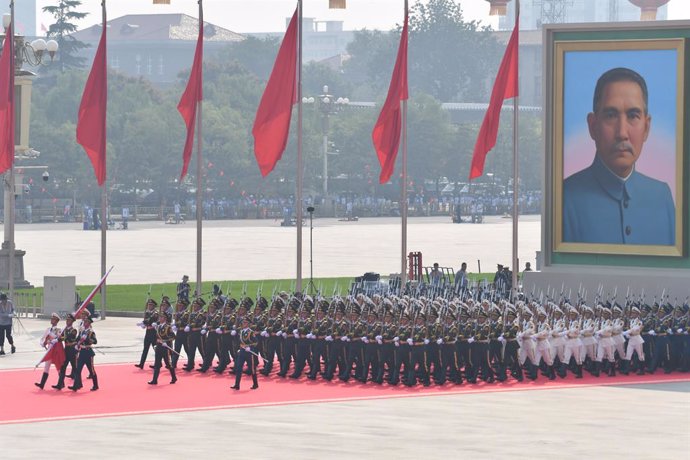 Archivo - Imagen de archivo de efectivos del Ejército de China durante un desfile en Pekín.