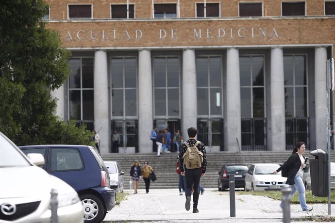 Archivo - Varios alumnos entran en la facultad de Medicina de la Universidad Complutense de Madrid, el 11 de septiembre de 2015. 