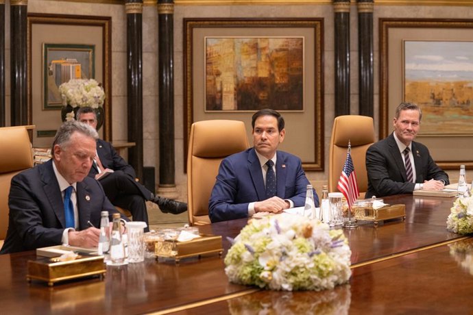 HANDOUT - 18 de fevereiro de 2025, Arábia Saudita, Riad: (E-D) O enviado dos EUA para o Oriente Médio, Steve Witkoff, o secretário de Estado dos EUA, Marco Rubio, e o conselheiro de segurança nacional, Mike Waltz, participam das conversas entre americanos