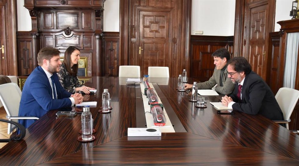 Reunión del consejero de Fomento, Nacho Hernando, con el presidente de Renfe, Álvaro Fernández.