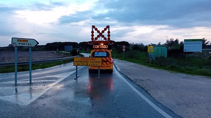 Carretera de la red provincial perteneciente a Diputación cortada por desperfectos ocasionados por las lluvias.