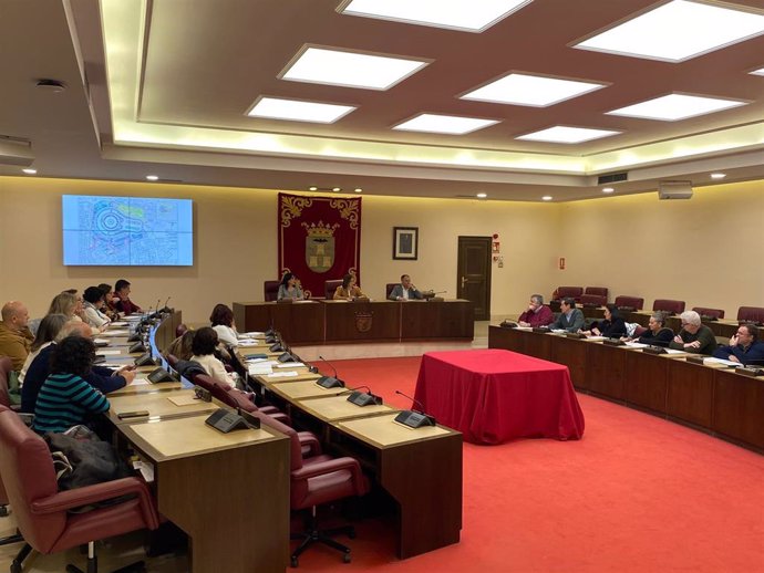 La concejala de Turismo y de IFAB, Rosa González de la Aleja, ha presidido la reunión del Comité Organizador de la Feria Agrícola y Ganadera de Castilla-La Mancha junto al diputado de Medio Ambiente José Antonio Gómez.