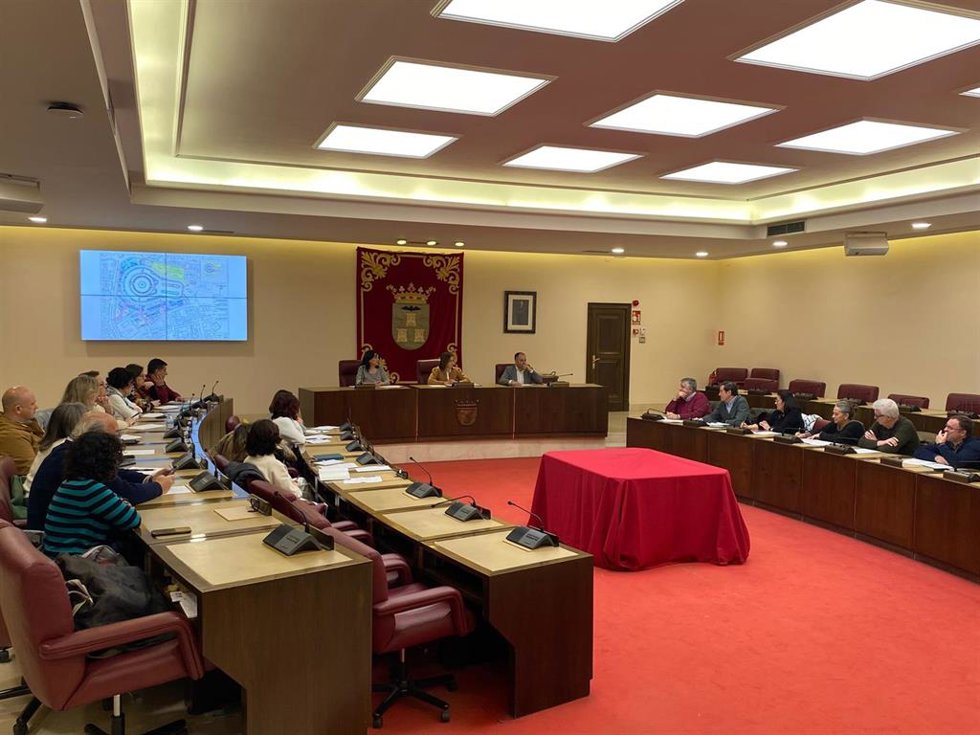 La concejala de Turismo y de IFAB, Rosa González de la Aleja, ha presidido la reunión del Comité Organizador de la Feria Agrícola y Ganadera de Castilla-La Mancha junto al diputado de Medio Ambiente José Antonio Gómez.