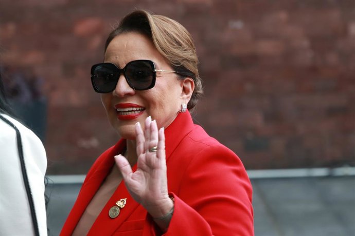 Archivo - Xiomara Castro, Presidente da República de Honduras, chegando à cerimônia de posse de Claudia Sheinbaum Pardo como Primeira Mulher Presidente do México no Congresso da União em 1º de outubro de 2024 na Cidade do México, México.