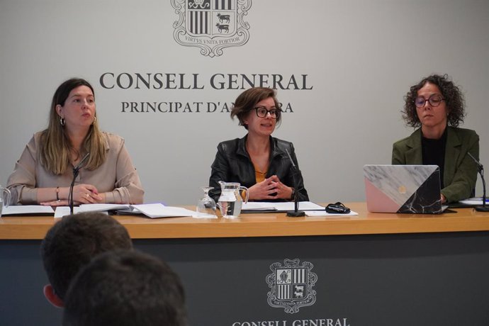 Les tres conselleres generals durant la presentació de la proposició de llei
