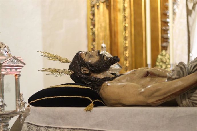 El Cristo Yacente, sobre las andas en las que está previsto que sea trasladado a la Catedral para presidir el Viacrucis, si la lluvia no lo impide.