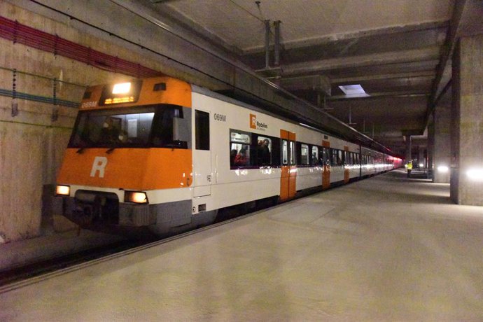 Archivo - Un tren de Rodalies a l'estació El Clot-Aragó (Barcelona)
