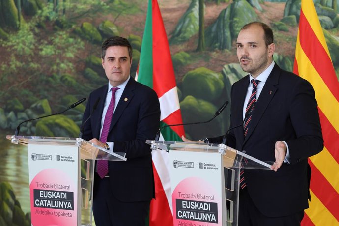 El consejero de Industria, Transición Energética y Sostenibilidad, Mikel Jauregi, y el conseller de Presidencia de la Generalitat de Catalunya, Albert Dalmau, en un encuentro en Bilbao