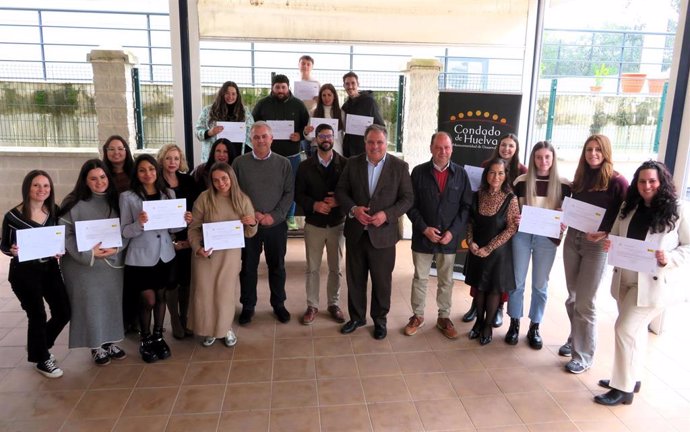 Entrega los diplomas acreditativos a los alumnos de 'Admicondado II' y 'Gestiona' .