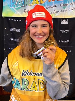 La española Irati Idiakez posa con su medalla de oro en la prueba de SBX de los Mundiales de Snowboard Paralímpico de 2025