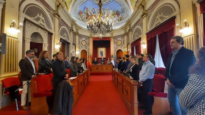 El pleno del Ayuntamiento de Badajoz guarda un minuto de silencio en memoria de la educadora social asesinada en la ciudad.