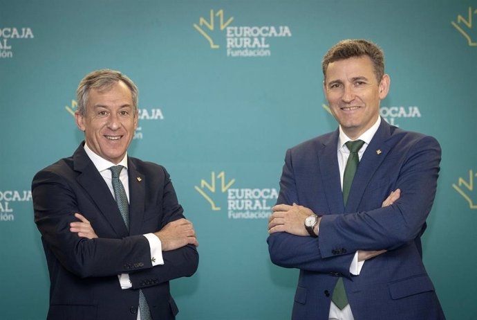 Archivo - El presidente de Eurocaja Rural, Javier López Martín, y el director general de la entidad, Víctor Manuel Martín.