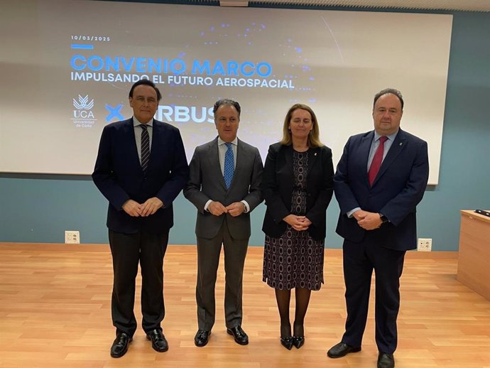 El consejero de Universidad, Investigación e Innovación, José Carlos Gómez Villamandos, asiste a la firma del convenio entre la Universidad  de Cádiz y Airbus.