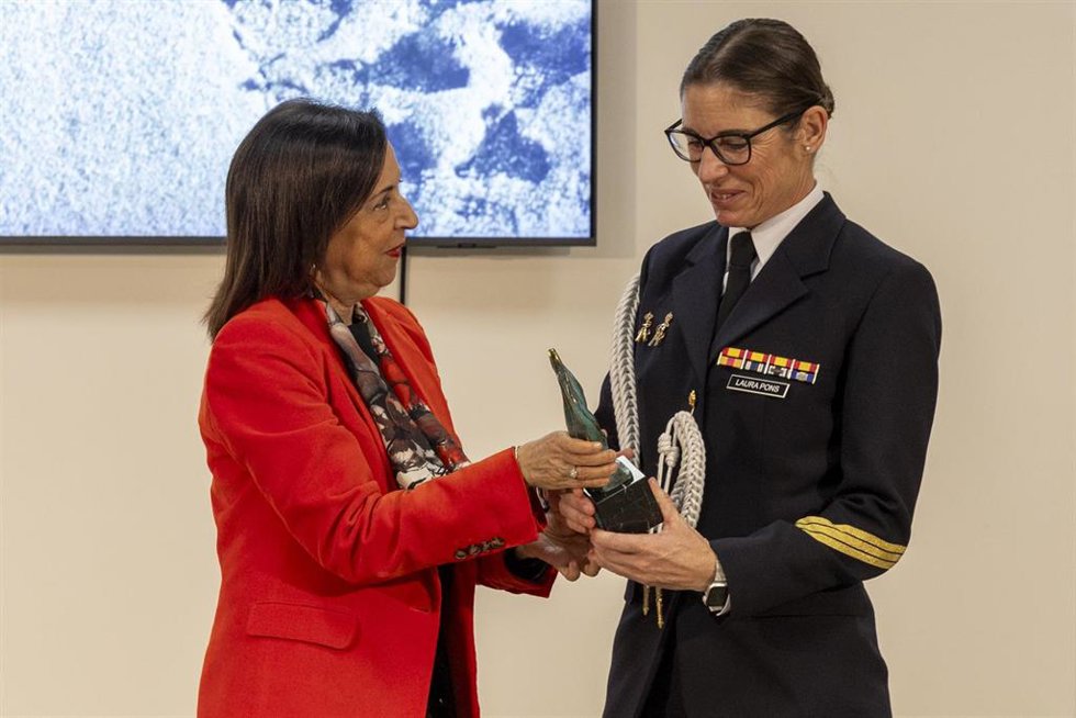 La ministra de Defensa, Margarita Robles preside, en la sede del ministerio, la entrega del XII Premio Soldado Idoia Rodríguez' a la sargento alumna Laura Pons.