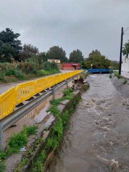 Daños en el Camino de Torrenueva, afectado por el desprendimiento de parte del muro de contención ocurrido tras la crecida de uno de los arroyos del Zabal el pasado viernes.