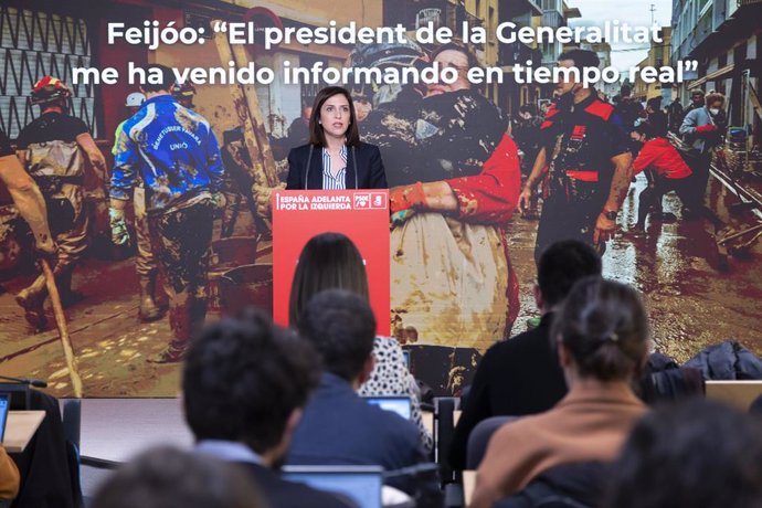 La portavoz del PSOE, Esther Peña, en una rueda de prensa en la sede del PSOE en la calle Ferraz.