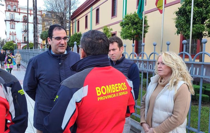 Los diputados del PP con los bomberos