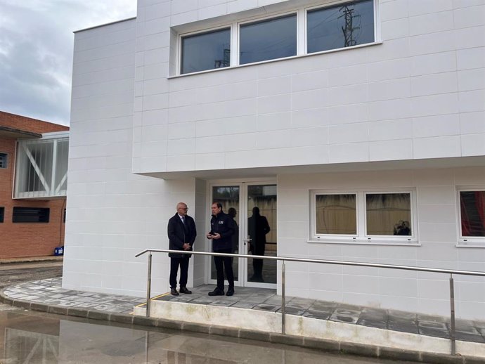 Manuel Fernández y Juan Mesa en las nuevas instalaciones de la cárcel de Jaén.