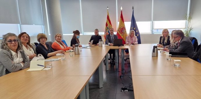 El consejero se ha reunido con representantes de los colegios profesionales de Medicina y Enfermería de Aragón