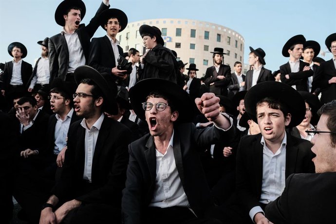 Archivo - 8 de março de 2018 - Jerusalém, Israel - Um jovem usa uma Estrela de Davi amarela, simbolizando a perseguição nazista, enquanto milhares de homens judeus ultraortodoxos protestam contra o alistamento militar e a prisão pela polícia militar de de