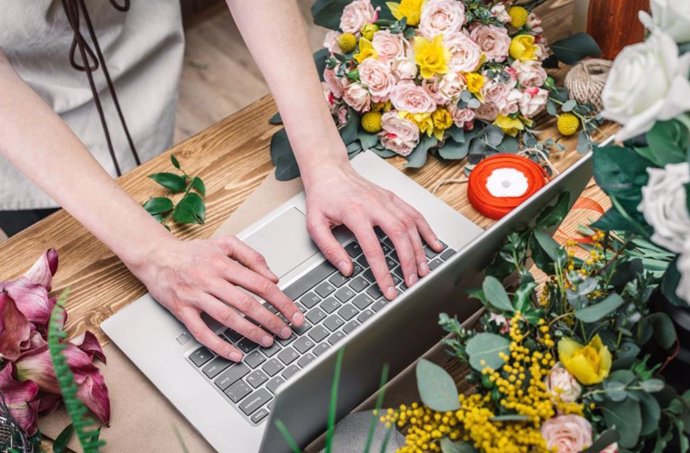 Archivo - El comercio online ha disparado la venta de flores a domicilio