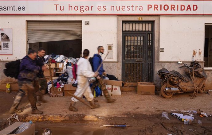 Archivo - Varias personas realizan labores de limpieza, a 17 de noviembre de 2024, en Paiporta, Valencia