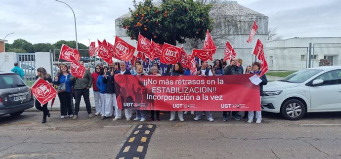 UGT Servicios Públicos Extremadura se concentra contra el retraso en la incorporación de los aspirantes del proceso de estabilización de la Junta, a las puertas del C.R. Camp Nuestra Señora de las Cruces.