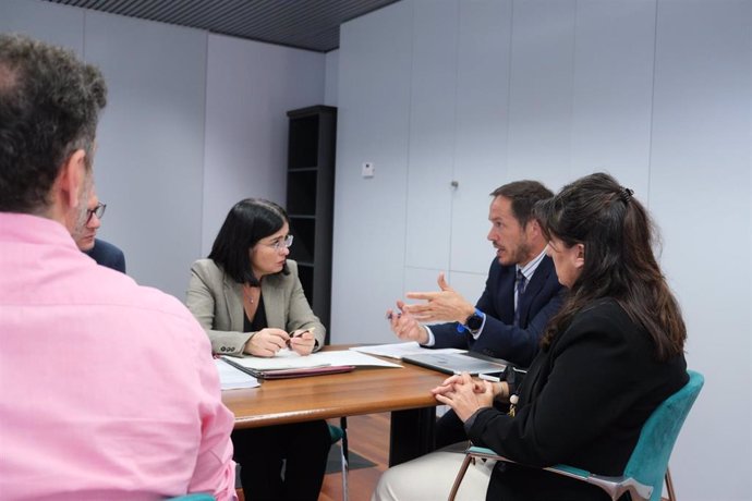 La alcaldesa de Las Palmas de Gran Canaria, Carolina Darias, en una reunión con el consejero regional de Transición Ecológica del Gobierno de Canarias, Mariano H. Zapata, sobre el barrio de San Cristóbal