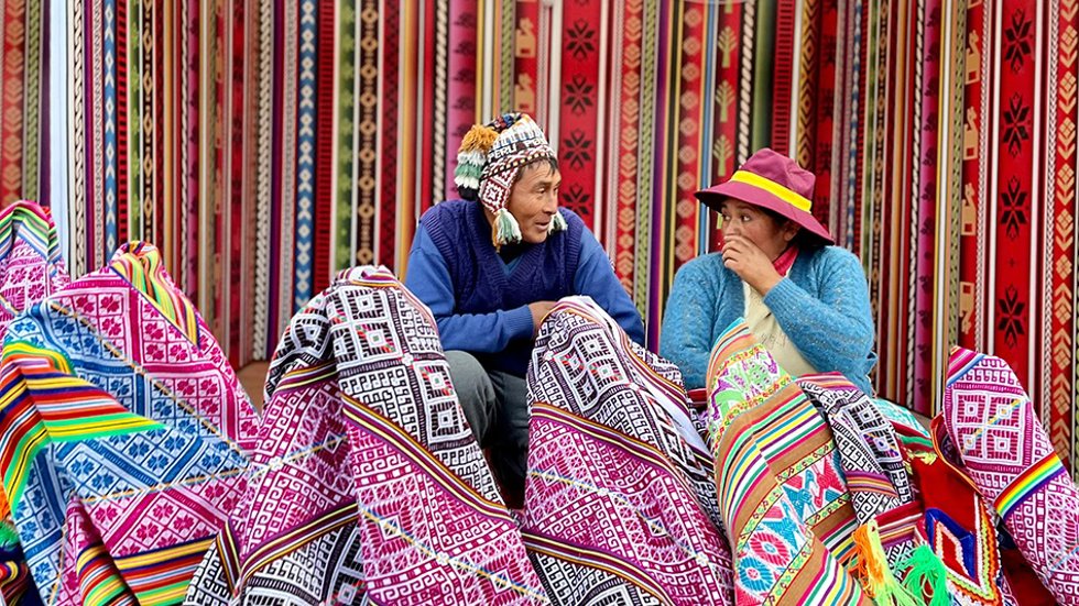 Dos personas en un mercado peruano