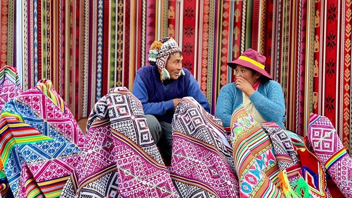 Dos personas en un mercado peruano