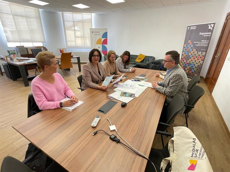 La delegada de Desarrollo Educativo de la Junta en Granada, María José Martín (2i), ha participado en la reunión con el vicerrector de Innovación Social, Esteban Romero Frías