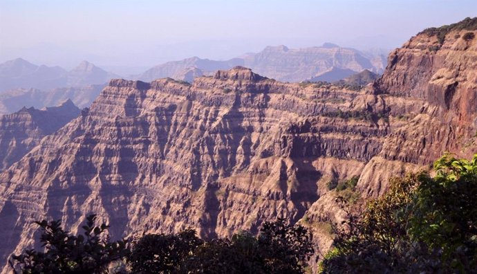 Secuencias gruesas de rocas basálticas de las rocas volcánicas de la Trampa del Decán de las Indias Occidentales.